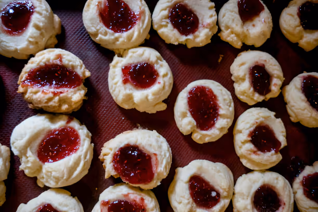 Cheesy Thumbprint Appetizers with Hot Pepper Jelly