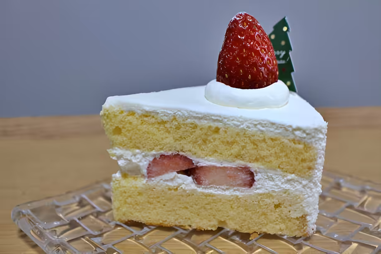 Strawberry Shortcake Layer Cake (Sponge Cake)