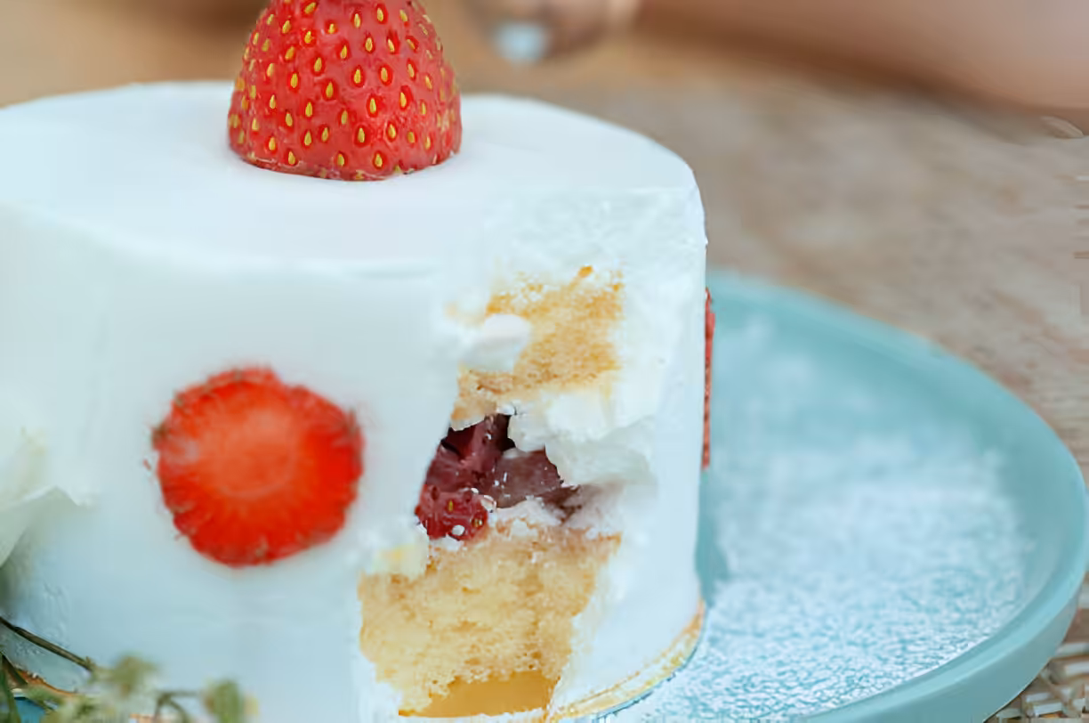 Strawberry Shortcake Layer Cake (Sponge Cake)